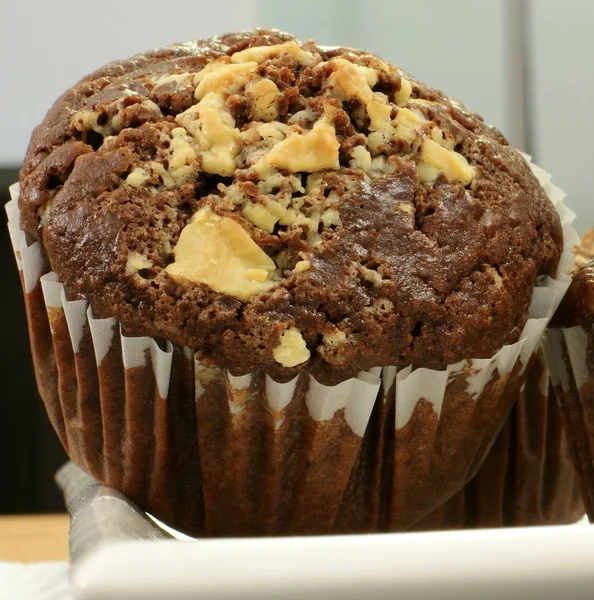 Hermoso disparo de un muffin de chocolate sobre la mesa de cocina. — Foto de Stock