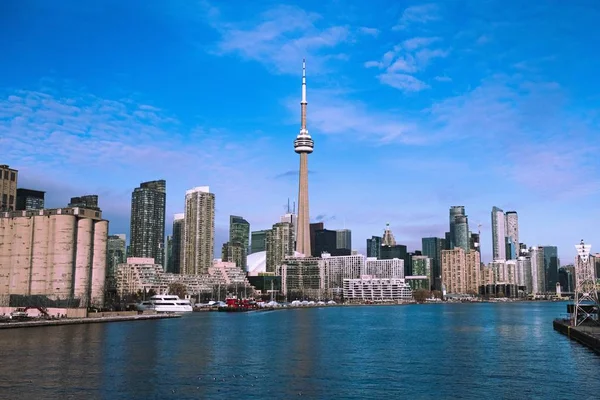 Panorama of Toronto skyline med det berömda CN Tower under blå himmel — Stockfoto