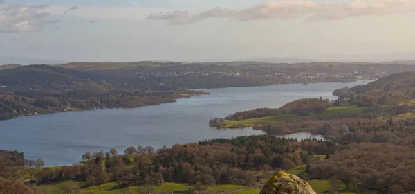 Vista panoramica sul lago Windermere nel Lake District, il Regno Unito circondato da alberi sotto il cielo — Foto Stock