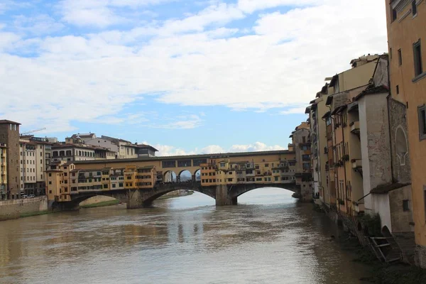 Ponte Vecchio sobre el río Arno rodeado de edificios en Florencia en Italia — Foto de Stock