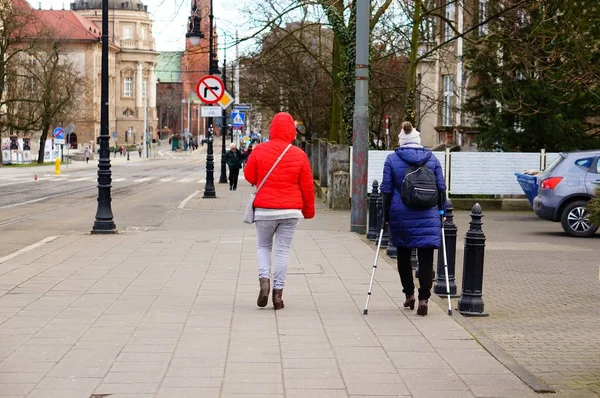 Poznan Polonia Febrero 2020 Dos Mujeres Incluyendo Bastones Una Acera —  Fotos de Stock