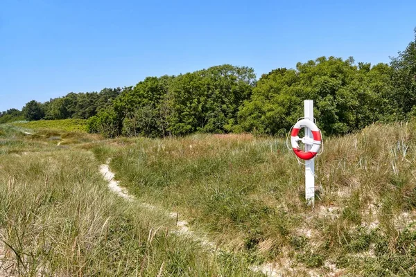 Lifebuoy en la playa del mar Báltico, en la costa sur de la isla de Bornholm, Dinamarca. — Foto de Stock