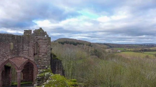 Zona del Valle de Wye de una belleza natural excepcional (AONB) con una parte del Castillo de Goodrich. — Foto de Stock
