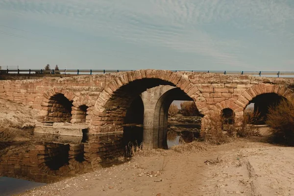 Ponte de pedra sobre o rio durante o dia — Fotografia de Stock