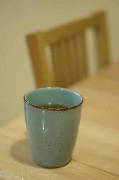 Taza azul con té — Foto de Stock