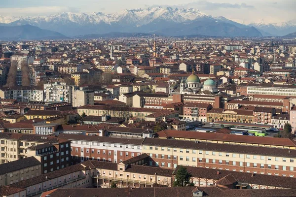 Vista aérea de uma bela paisagem urbana sob o deslumbrante céu de Turim, Piemonte, Itália — Fotografia de Stock