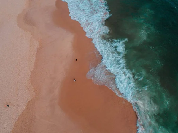 Vista de pájaro de la costa con varias personas en ella. — Foto de Stock