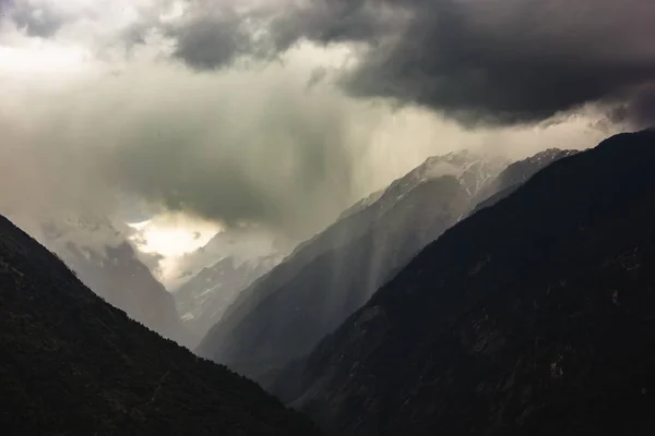 Ουρανός και σύννεφα κρέμονται στα βουνά Annapurna στα Ιμαλάια του Νεπάλ — Φωτογραφία Αρχείου
