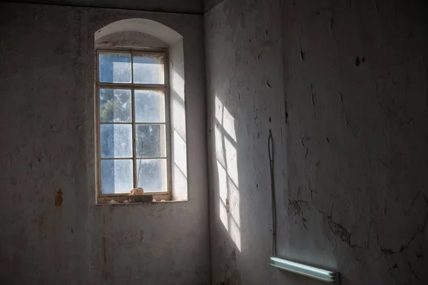 Fenster eines alten Gebäudes mit dem Licht der Sonne an der Innenwand — Stockfoto