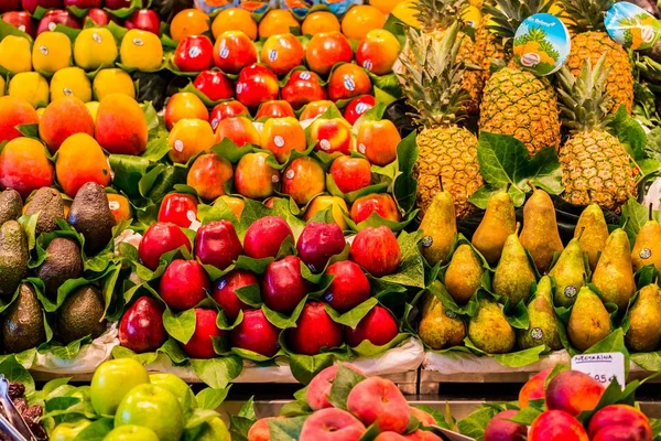 Selective focus shot o different fruits at the market — Stock Photo, Image