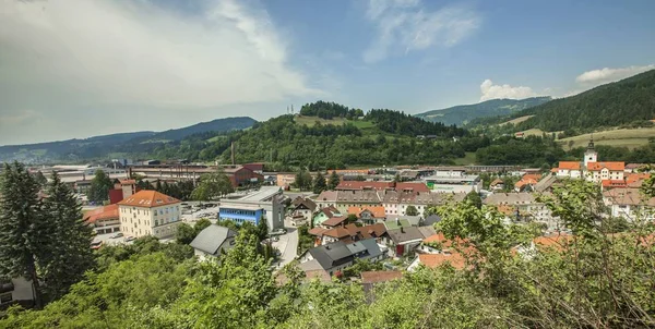 Bred bild av en stad i Slovenien på en ljus och solig dag — Stockfoto