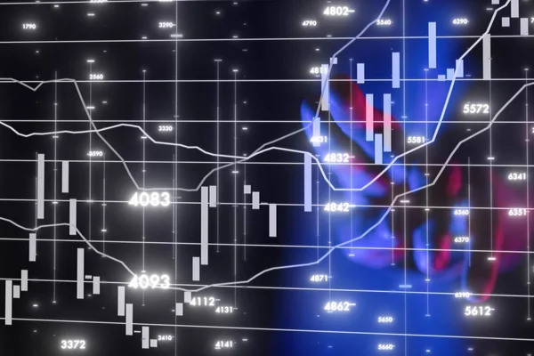 Podnikatel pracující s moderním virtuálním rozhraním obrazovky Business Intelligence diagramu — Stock fotografie