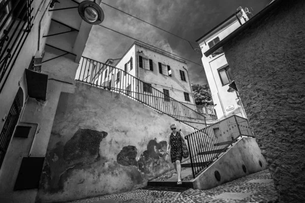 Borgio Verezzi Italy Ιουλ 2017 Ασπρόμαυρο Μιας Γωνίας Citadine Γυναίκα — Φωτογραφία Αρχείου