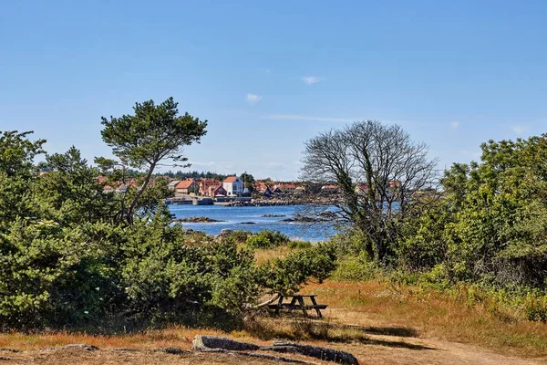 Costa rochosa do Mar Báltico em Svaneke, ilha de Bornholm, Dinamarca — Fotografia de Stock