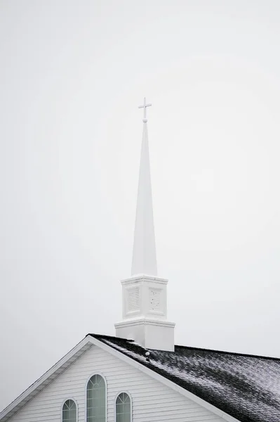 Schräge Aufnahme einer Kirche mit Klammer unter dem hellen Himmel — Stockfoto