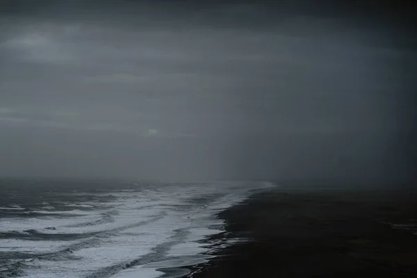 Nádherná Scenérie Moře Obklopená Skalními Útvary Zahalenými Mlze Islandu — Stock fotografie