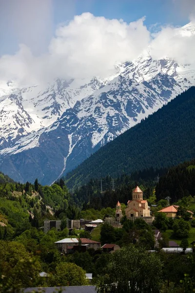 Plano Ángulo Alto Una Iglesia Altiplano Mestia Georgia Con Las — Foto de Stock