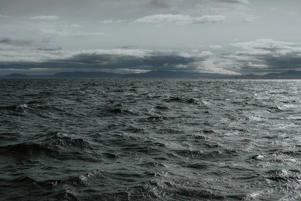 Krásná Scenérie Bouřlivého Moře Pod Zamračenou Oblohou — Stock fotografie
