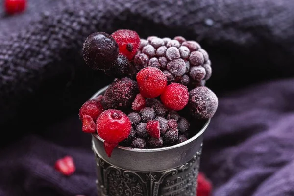 보라색 배경에 골동품은 얼어붙은 딸기의 아름다운 — 스톡 사진