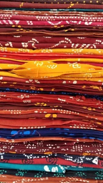 Vitrage vertical de nombreux textiles colorés empilés les uns sur les autres — Photo