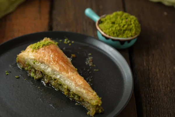 Una Fetta Baklava Una Padella Sul Tavolo Legno Con Pistacchio — Foto Stock