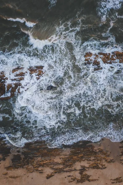 Okyanus Dalgalarının Büyüleyici Görüntüsü Güneşli Bir Günde Sahilin Yakınındaki Kayalara — Stok fotoğraf
