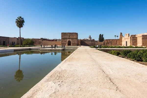 Turisté Badi Palace Pavillon Marrakech Maroko — Stock fotografie