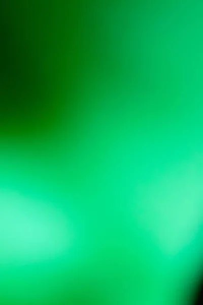 Vertikale abstrakte Darstellung von weichen, glatten, verschwommenen Schattierungen von grünem Hintergrund — Stockfoto
