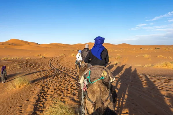 Hombre sentado en un camello en el desierto del Sahara, Erg Chebbi, Merzouga, Marruecos. —  Fotos de Stock