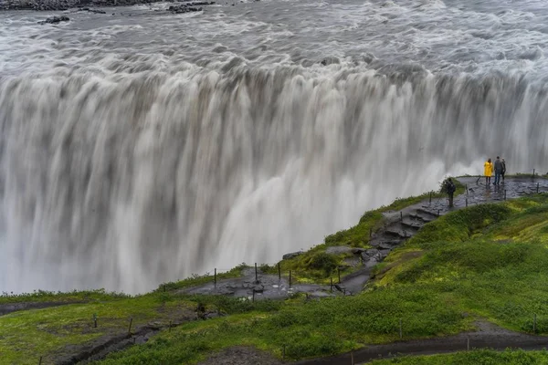 Belle photo d'une cascade de Dettifoss avec des gens debout près d'elle en Islande — Photo