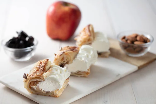 Eine Draufsicht Auf Ein Dessert Mit Sahne Apfel Mandeln Und — Stockfoto