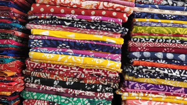 Gros plan de plusieurs textiles colorés empilés les uns sur les autres — Photo