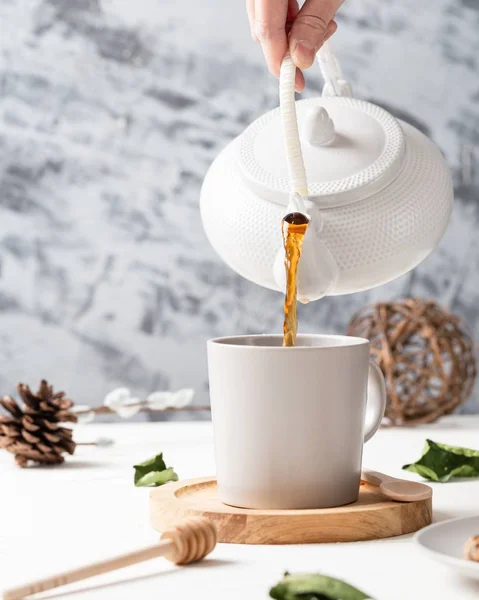 Tiro Vertical Chá Derramando Uma Chaleira Para Uma Xícara Branca — Fotografia de Stock