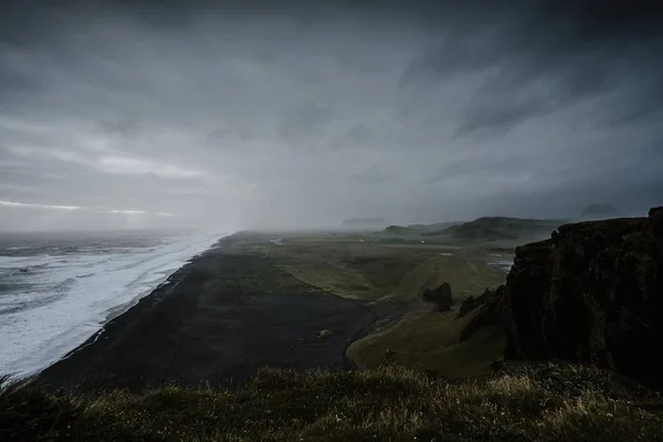 Eine Wunderschöne Meereslandschaft Umgeben Von Nebelumhüllten Felsformationen Island — Stockfoto