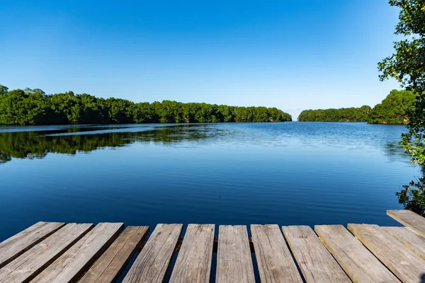 Schöne Aufnahme Eines Ruhigen Sees Mit Klarem Blauen Himmel Hintergrund — Stockfoto