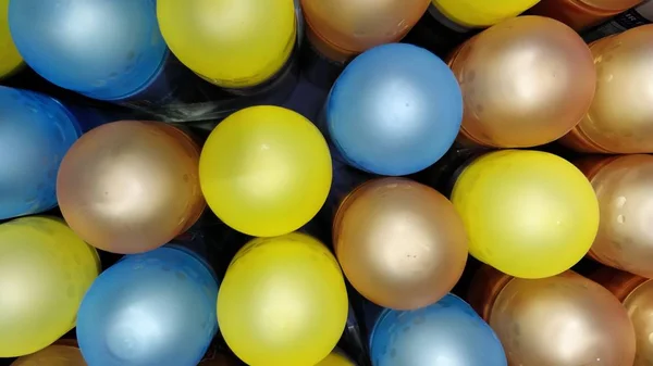 Close-up shot van kleurrijke ballonnen verspreid over het oppervlak — Stockfoto