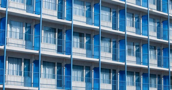 Edificio de apartamentos con balcón azul dividiendo las habitaciones. — Foto de Stock