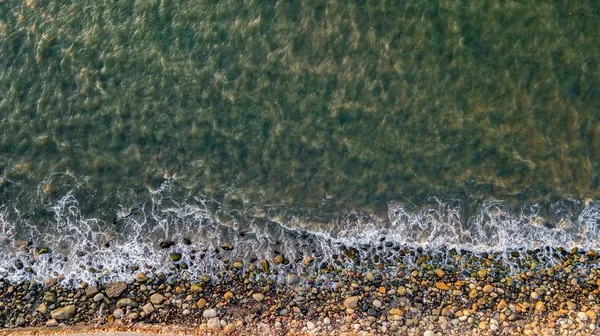 Hög vinkel skott av klart havsvatten i stranden under dagtid — Stockfoto