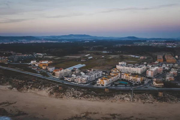 Vista Panorâmica Uma Cidade Com Edifícios Antigos Noite Com Montanhas — Fotografia de Stock