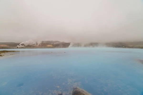 Vacker Bild Ett Hav Med Berg Fjärran Dimmig Himmel — Stockfoto