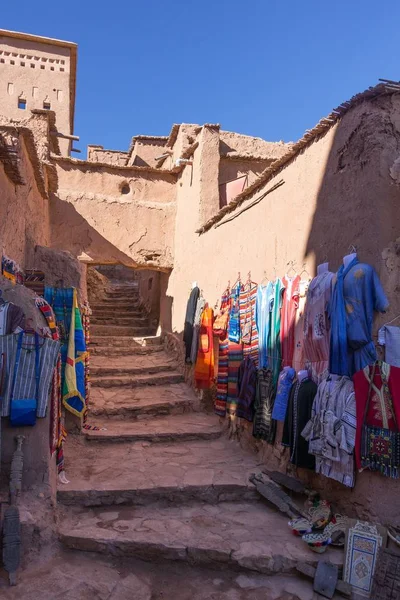 Vertikální Záběr Obchodu Oblečením Uličce Ait Ben Haddou Kasbah Maroko — Stock fotografie