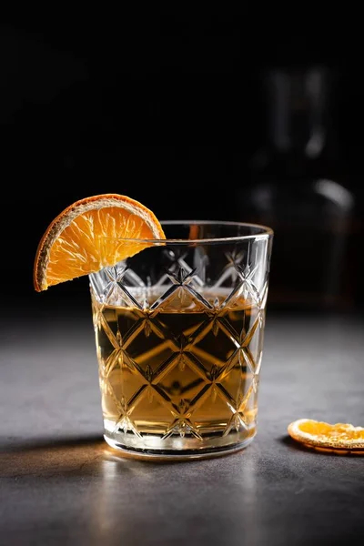 Eine Vertikale Aufnahme Eines Whiskeyglases Mit Einer Scheibe Getrockneter Orange — Stockfoto