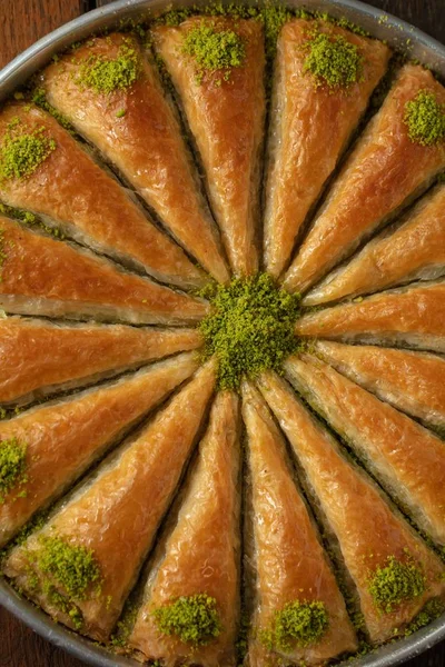 Una Imagen Vertical Baklava Cortada Rodajas Con Cobertura Pistacho Crudo — Foto de Stock