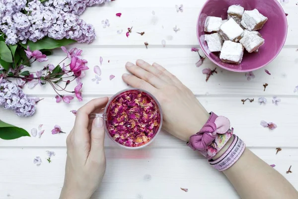 Tiro Ángulo Alto Una Persona Con Pulseras Rosas Sosteniendo Una —  Fotos de Stock