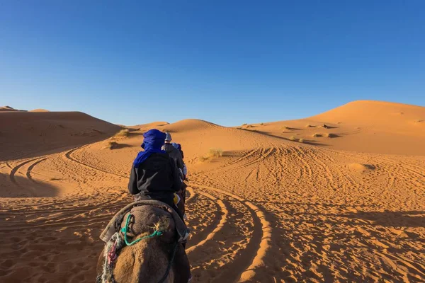 Uomo seduto su un cammello nel deserto del Sahara, Erg Chebbi, Merzouga, Marocco — Foto Stock