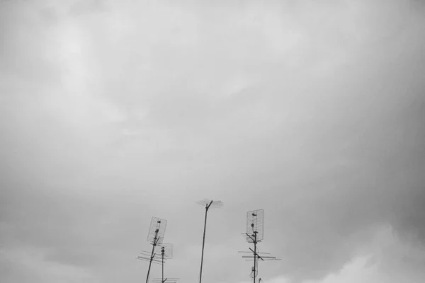 Sisli Bir Gökyüzünün Altında Düşük Açılı Elektrik Kabloları — Stok fotoğraf