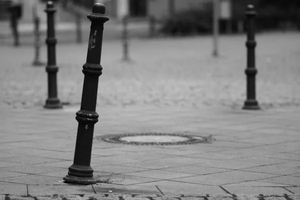 Weitwinkelaufnahme Mehrerer Schwarzer Säulen Auf Der Straße — Stockfoto