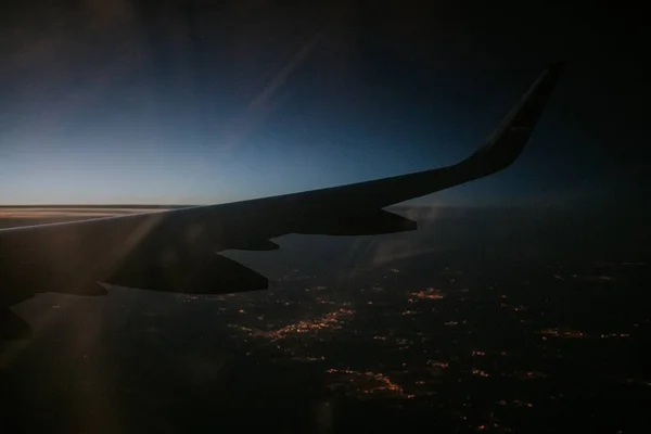 Vue Aérienne Une Aile Avion Dessus Paysage Avec Une Mer — Photo