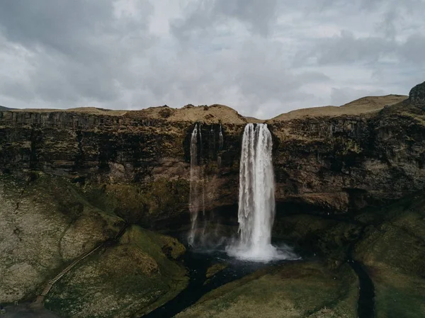 Uma Bela Cachoeira Poderosa Fluindo Rio Sob Céu Nublado — Fotografia de Stock