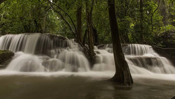 Прекрасный Пейзаж Мощного Водопада Текущего Реке Лесу — стоковое фото